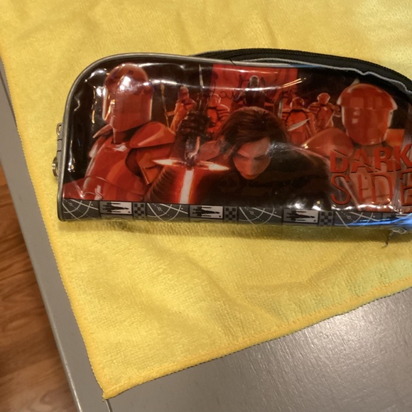 Star Wars pencil case and colored pencils. - Picture 2 of 7